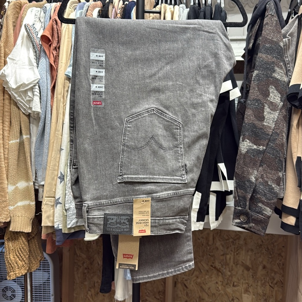 Levi's Women's Gray High-Rise Skinny Jeans NEW Item NWT